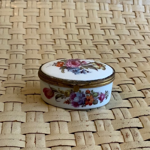 VINTAGE FLORAL PORCELAIN TRINKET BOX - Picture 2 of 9
